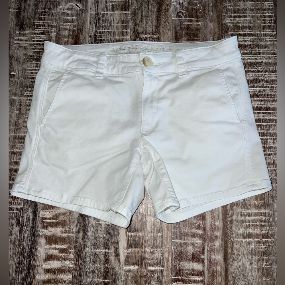 American Eagle women’s super stretch white shorts. 5” inseam. Size 4